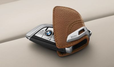 Кожаный футляр BMW для ключей со стальным зажимом 82292408818