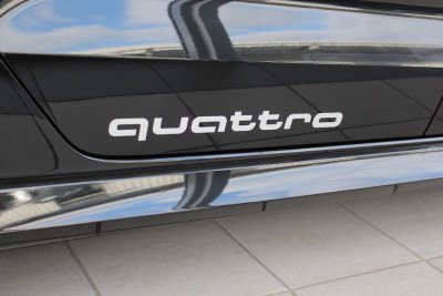 Комплект из двух наклеек Audi quattro Sticker Set — Silver 4G0064317X7W Комплект из двух наклеек Audi quattro Sticker Set — Silver 4G0064317X7W